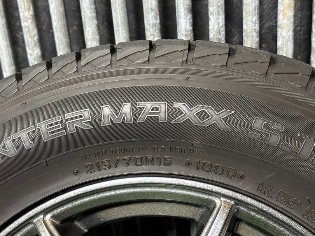 バリ溝‼️ダンロップSJ8 215/70R16スタットレスタイヤホイール4本