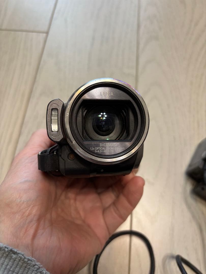 Panasonic hdc-tm350　ビデオカメラ 可動式液晶