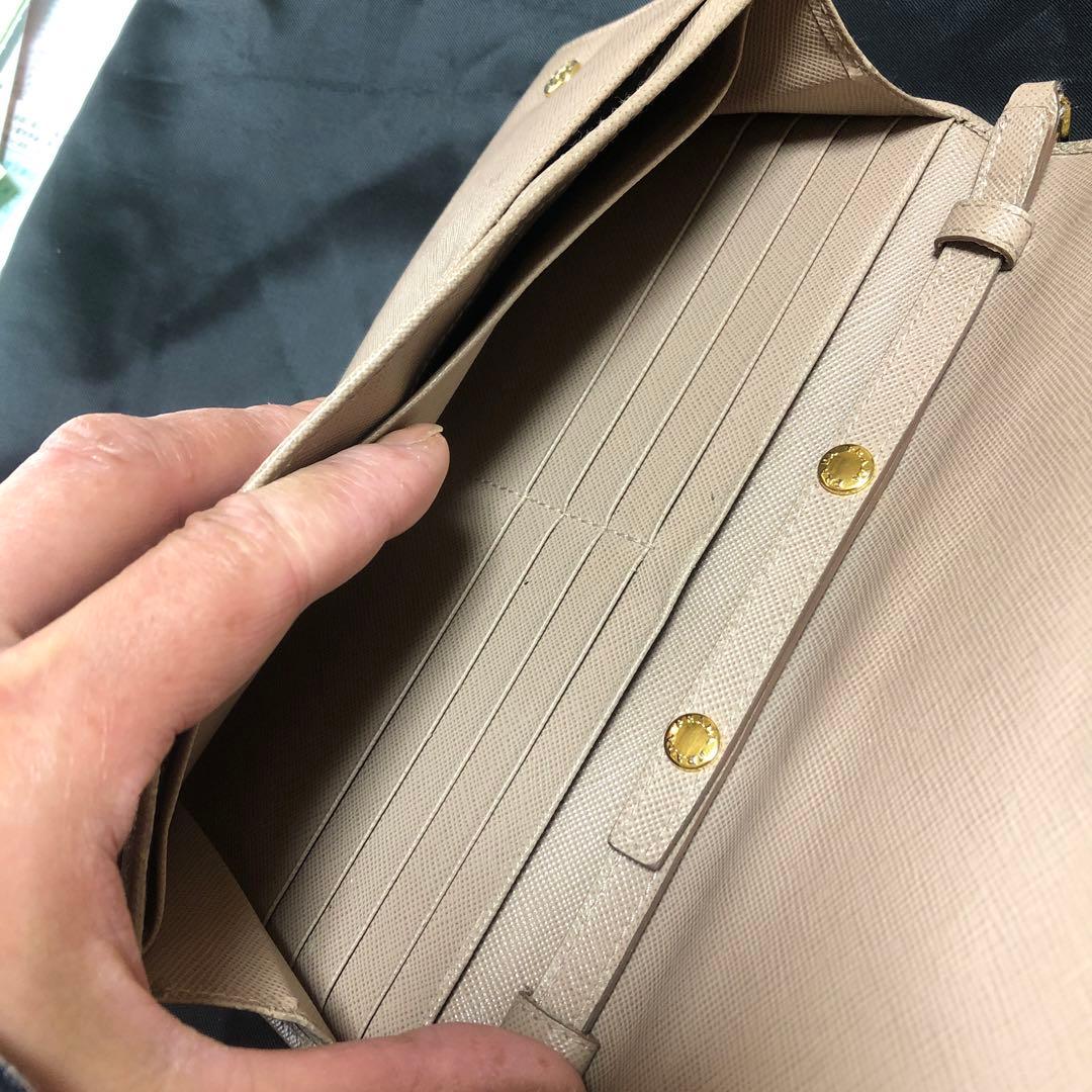 Ladyです！PRADAチェーンウォレット　グレージュ！