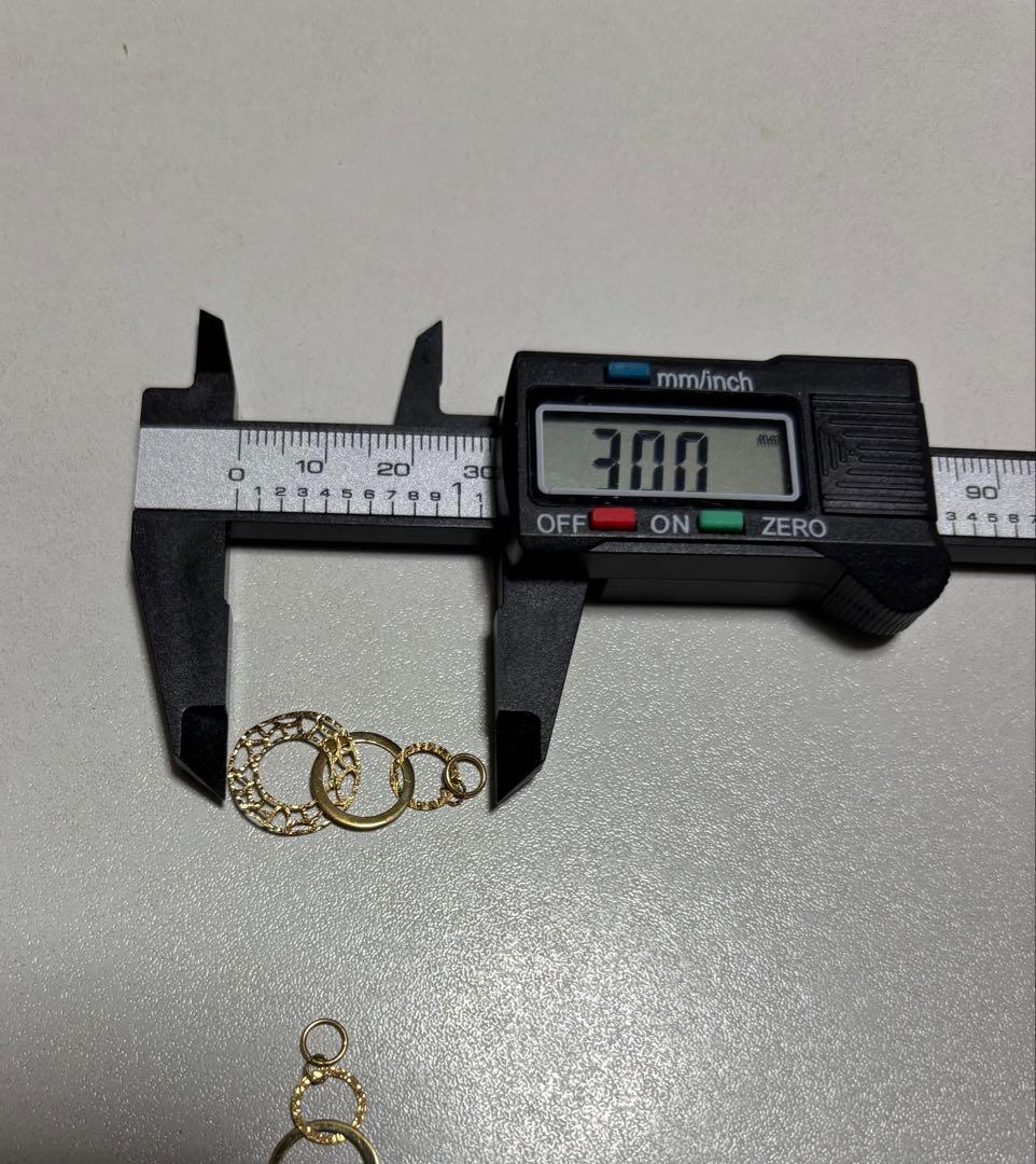 GSTV K18YG 3連リングチャーム約0.94g