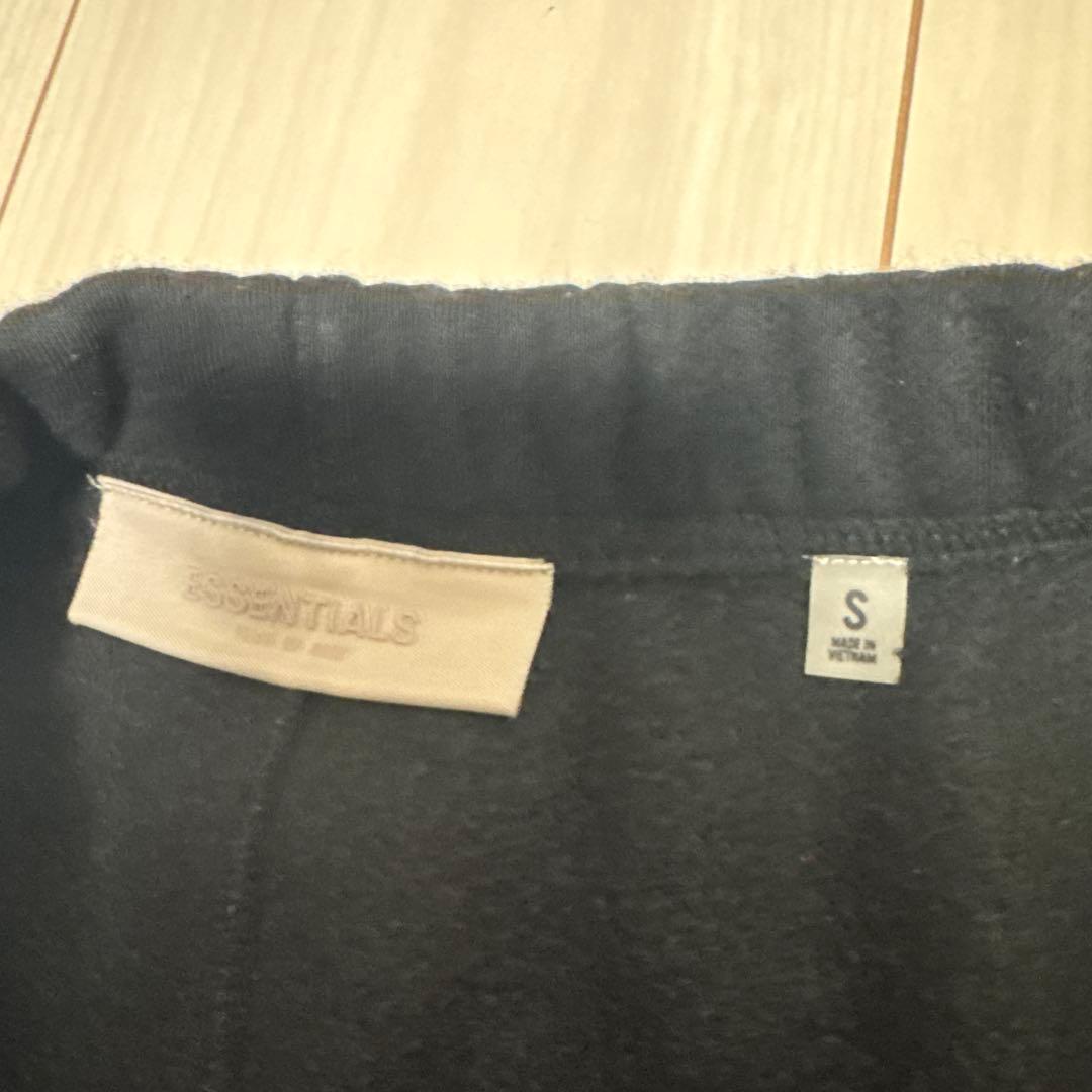 ESSENTIALS ブラック ショートパンツ