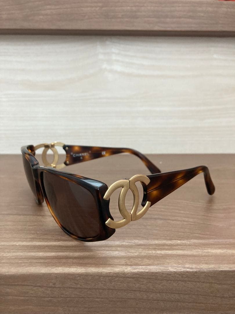 CHANEL ロゴ付きブラウンサングラス