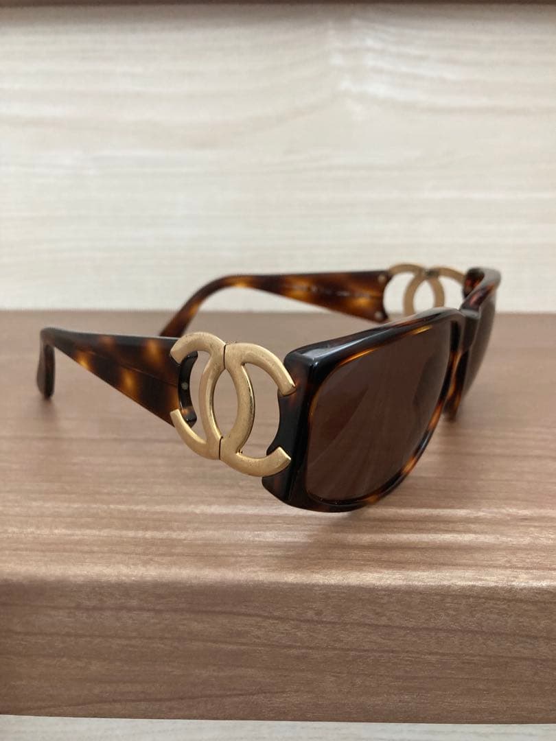 CHANEL ロゴ付きブラウンサングラス