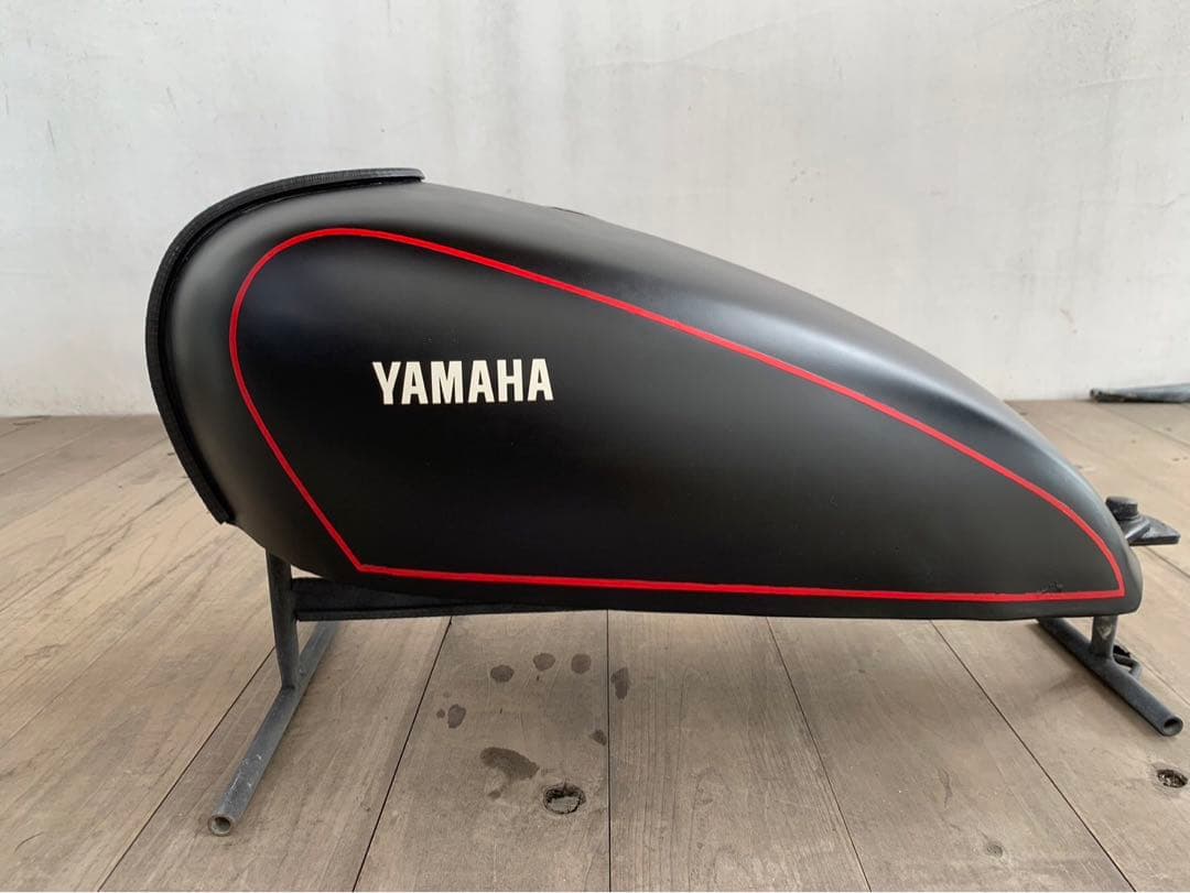 SR400用チョップタンク 黒 赤ライン