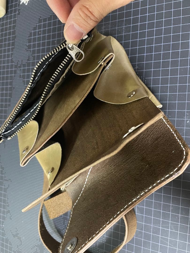 ボディバッグ　ショルダーバッグ　ホーウィン社製　馬革　イタリアンレザー　革製品