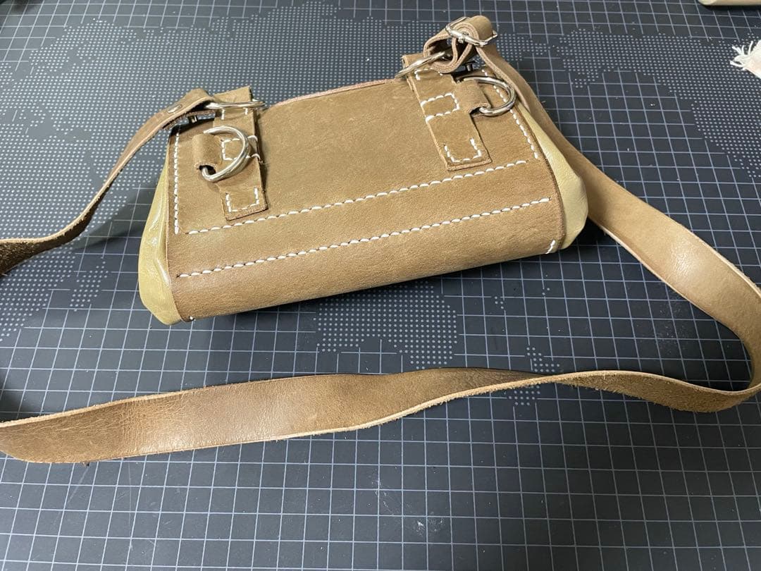 ボディバッグ　ショルダーバッグ　ホーウィン社製　馬革　イタリアンレザー　革製品