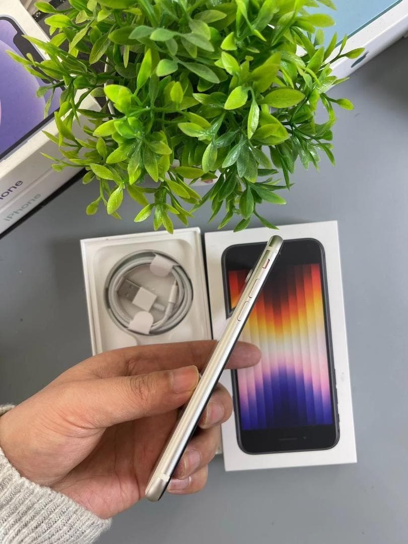 【超人気／超美品】iPhone SE3 64GB｜SIMフリー｜白