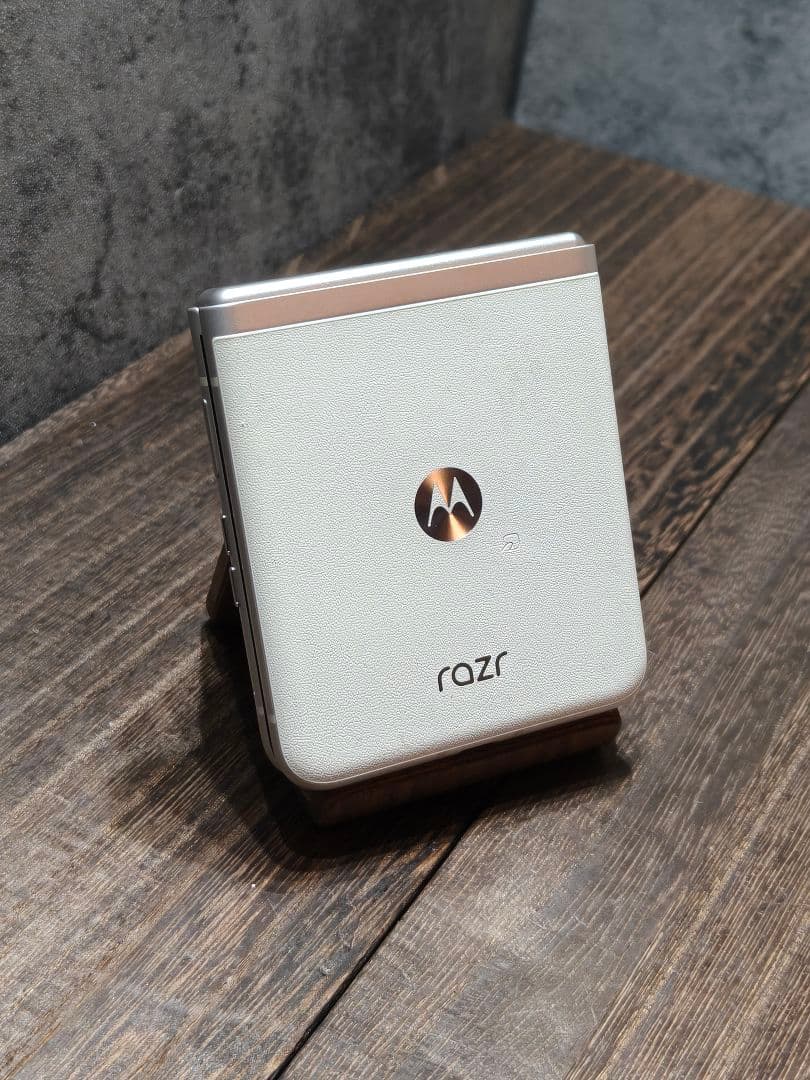 美品 Motolora razr 40 SIMフリー 折りたたみ スマホ