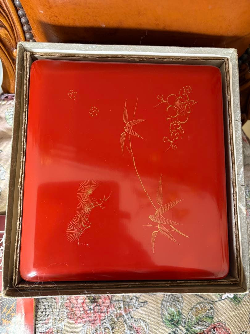 未使用に近い　木曽檜漆重箱　朱色の重箱 金色の模様
