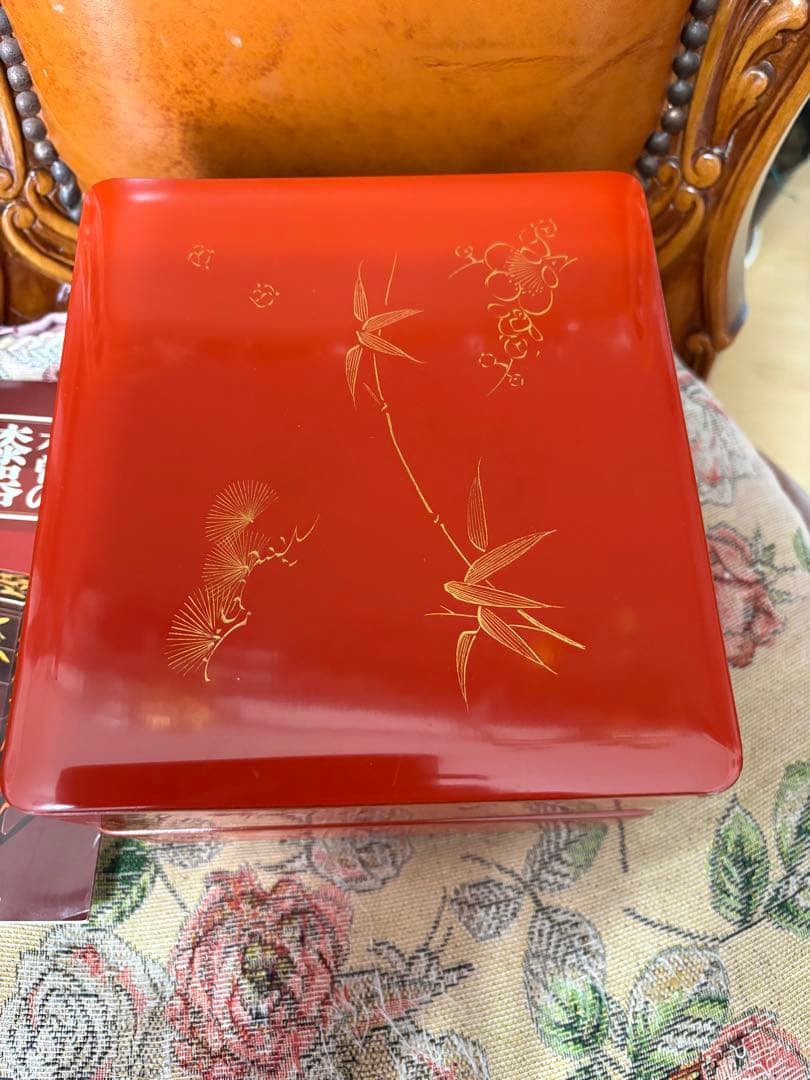未使用に近い　木曽檜漆重箱　朱色の重箱 金色の模様
