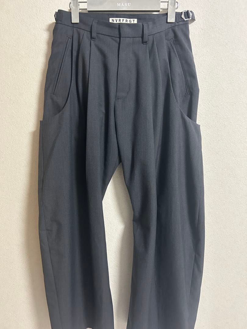 ［NVER FORGET］ カーブシルエットトラウザーズ