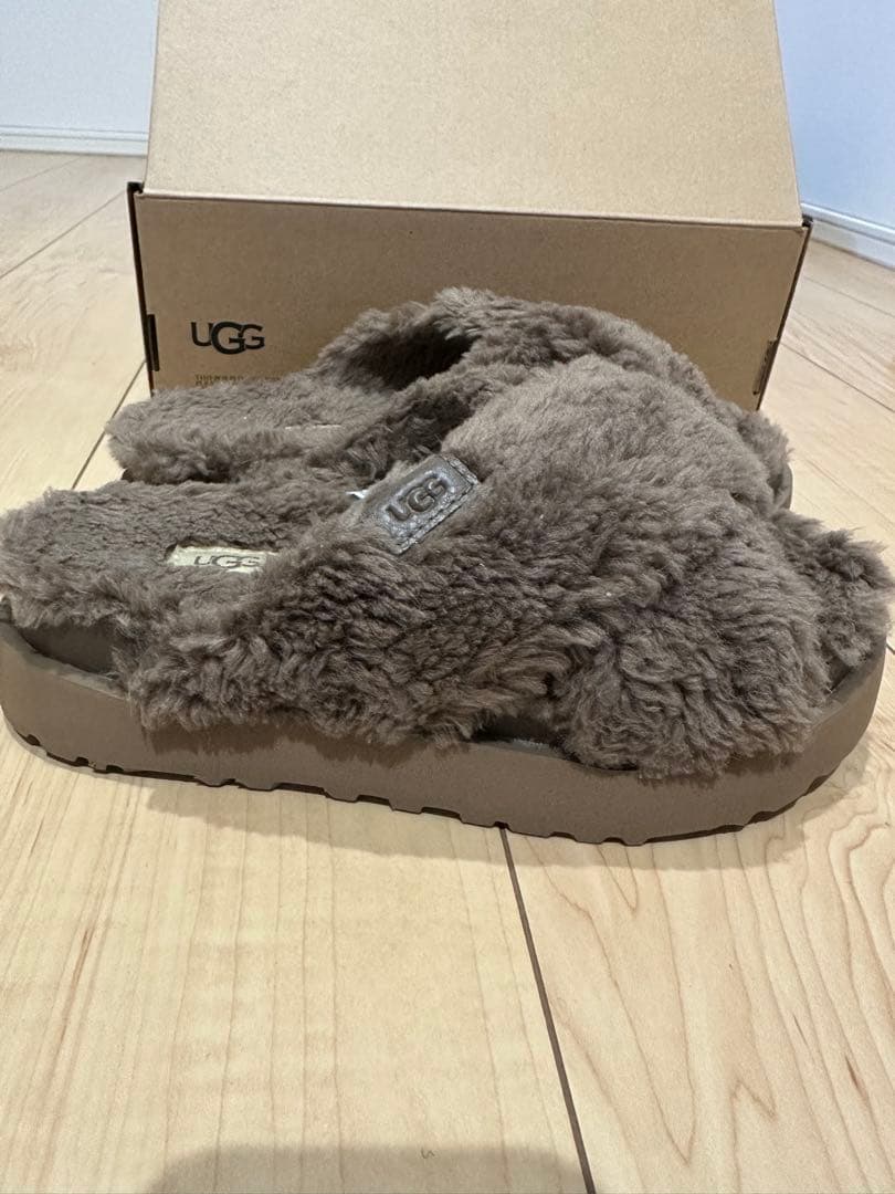 新品未使用UGGファーサンダル23㎝