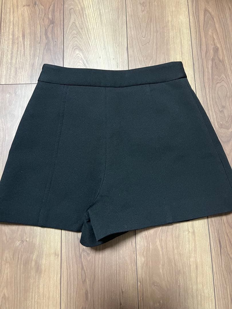 sheller シェリエ　美品　ボタン付き黒ショートパンツ