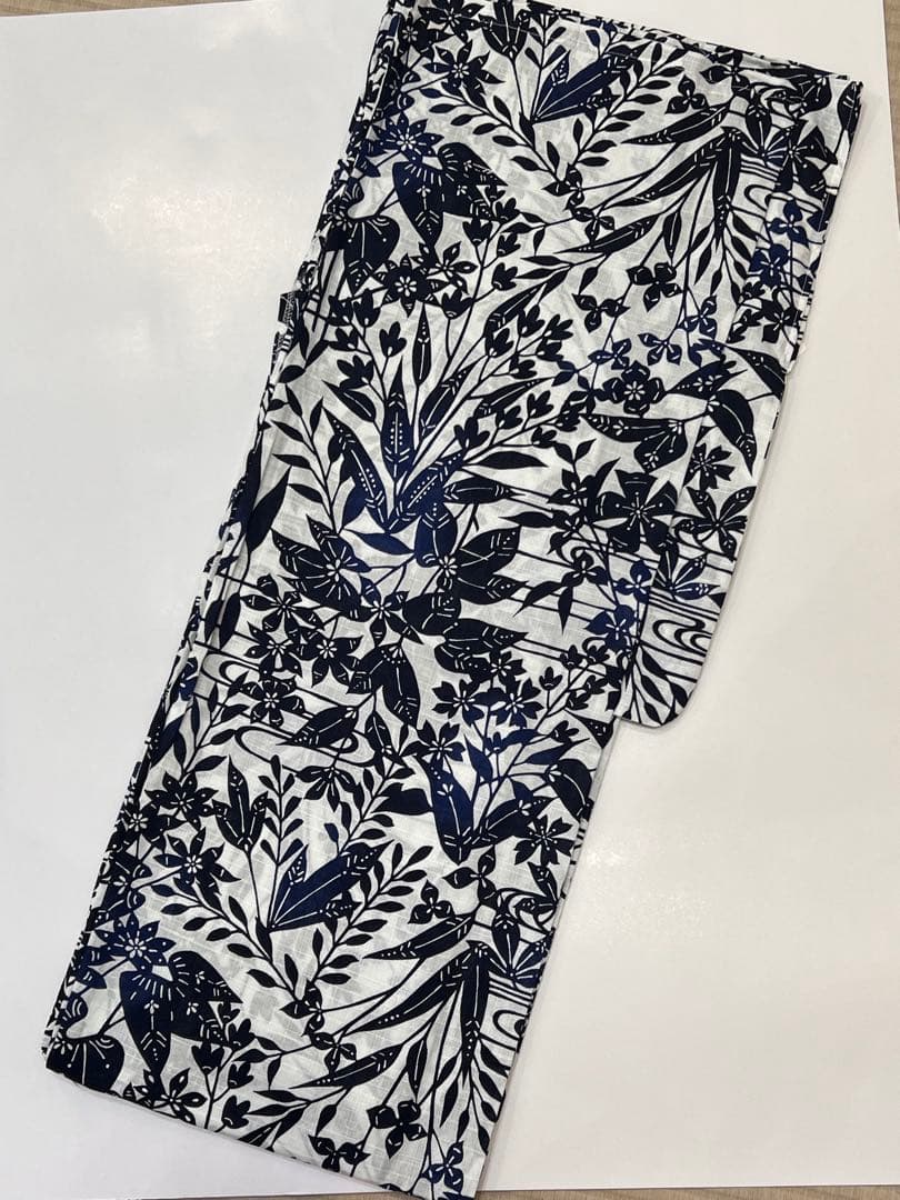 白地に藍色　綿麻浴衣