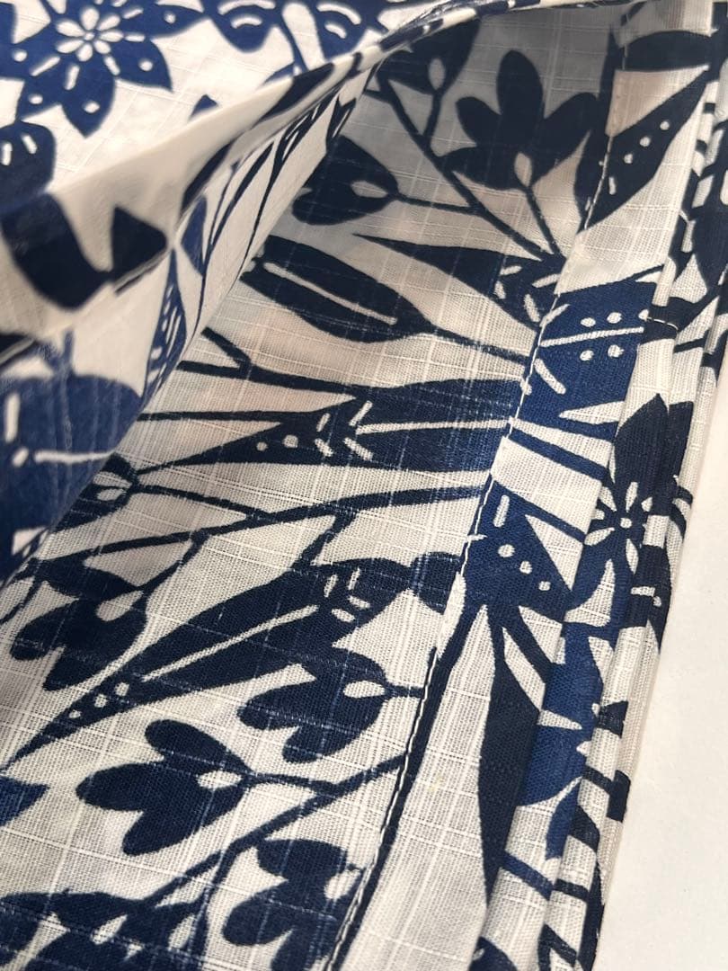 白地に藍色　綿麻浴衣