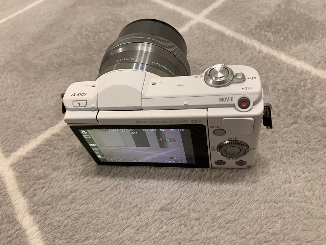 (新品同様) SONY α5100 ホワイト ミラーレス一眼/望遠レンズ付き