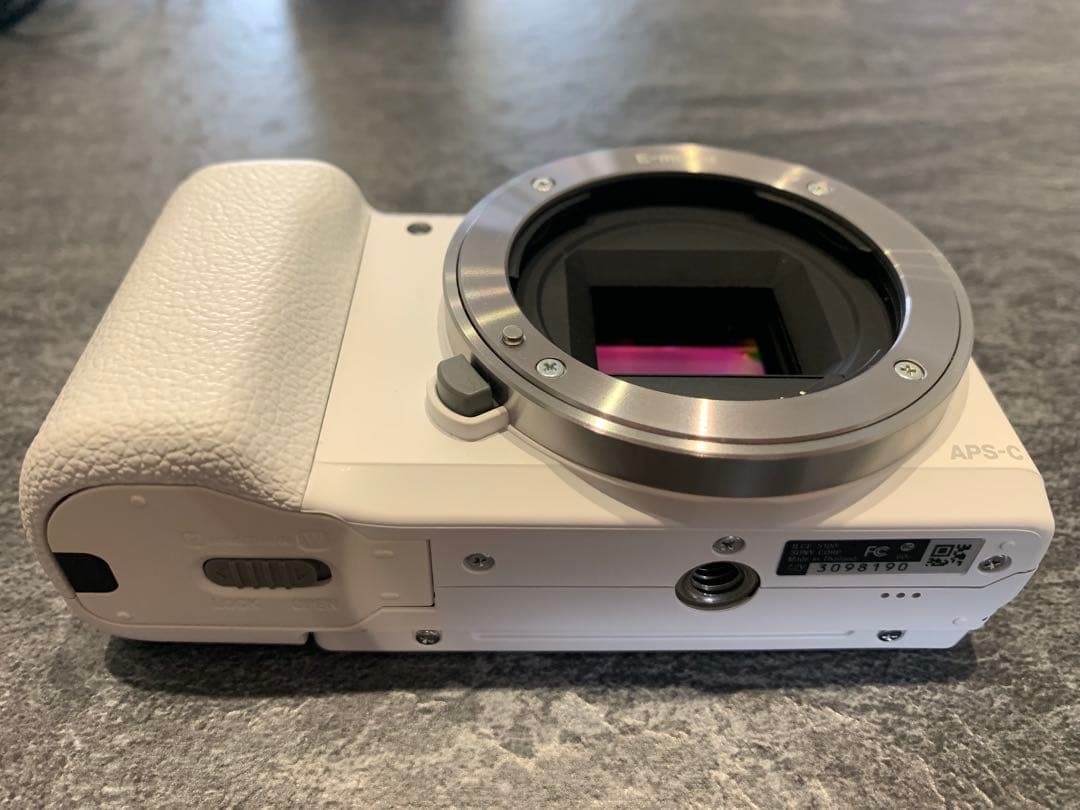 (新品同様) SONY α5100 ホワイト ミラーレス一眼/望遠レンズ付き