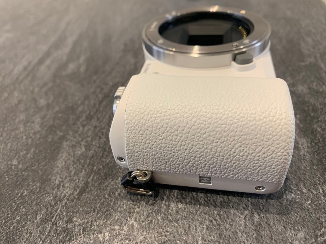 (新品同様) SONY α5100 ホワイト ミラーレス一眼/望遠レンズ付き