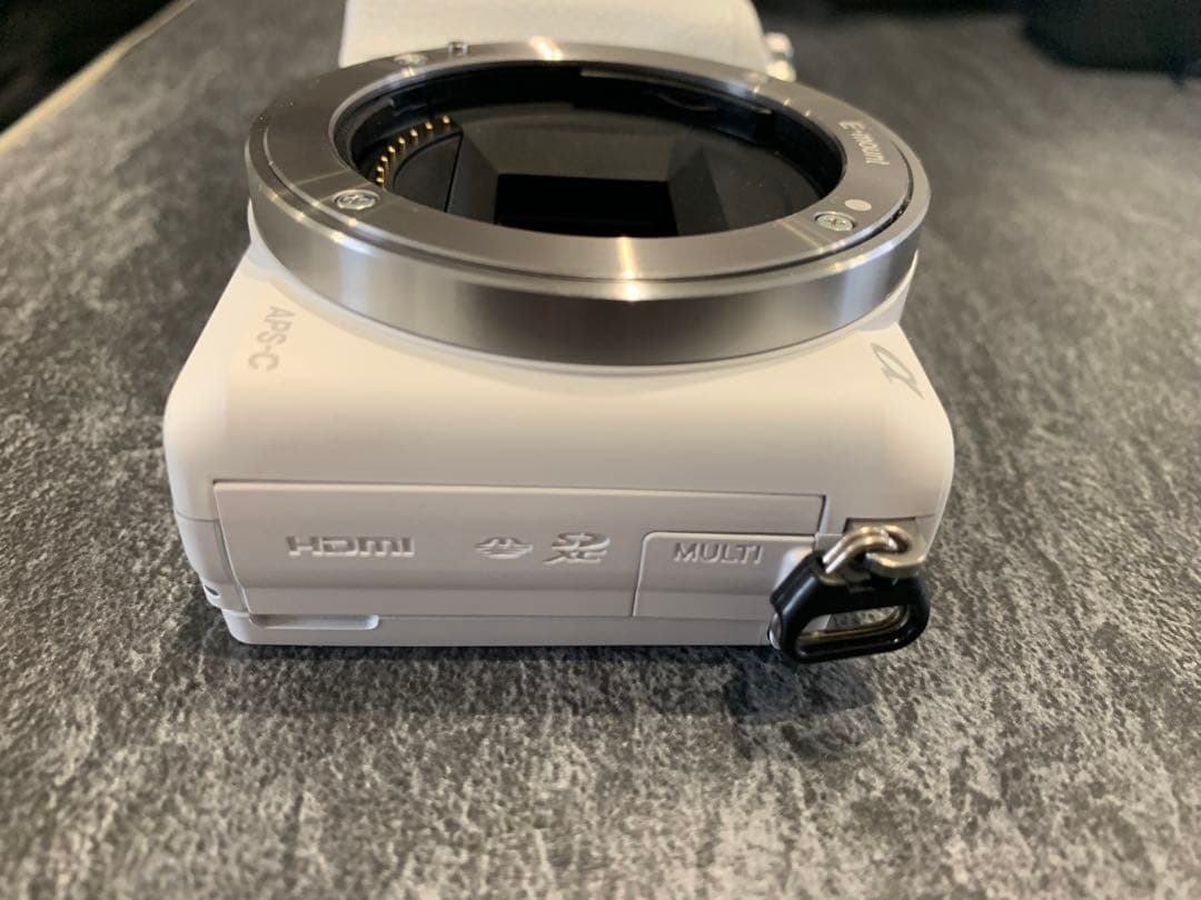 (新品同様) SONY α5100 ホワイト ミラーレス一眼/望遠レンズ付き