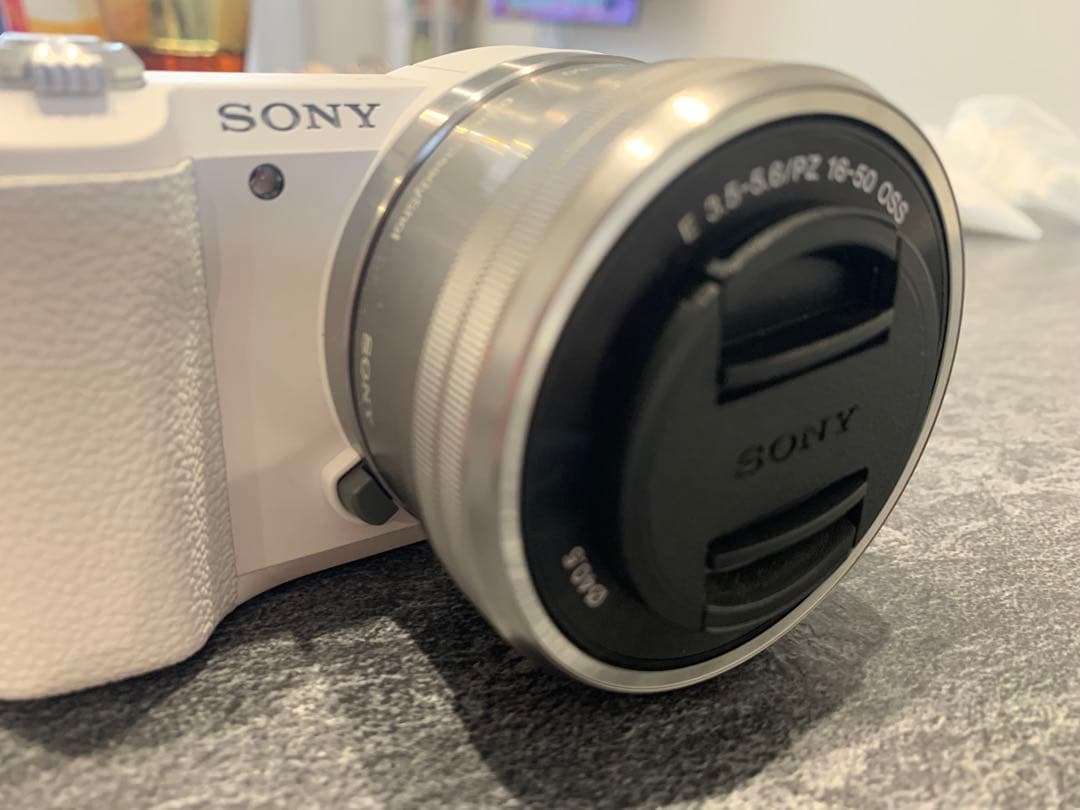 (新品同様) SONY α5100 ホワイト ミラーレス一眼/望遠レンズ付き