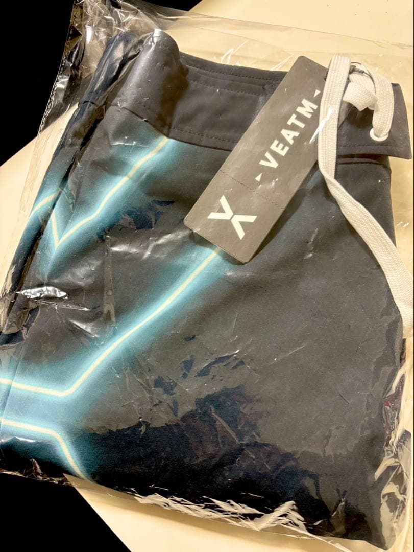 VEATM 光るストライプデザイン 水着 ショートパンツ　ビートム　サーフパンツ