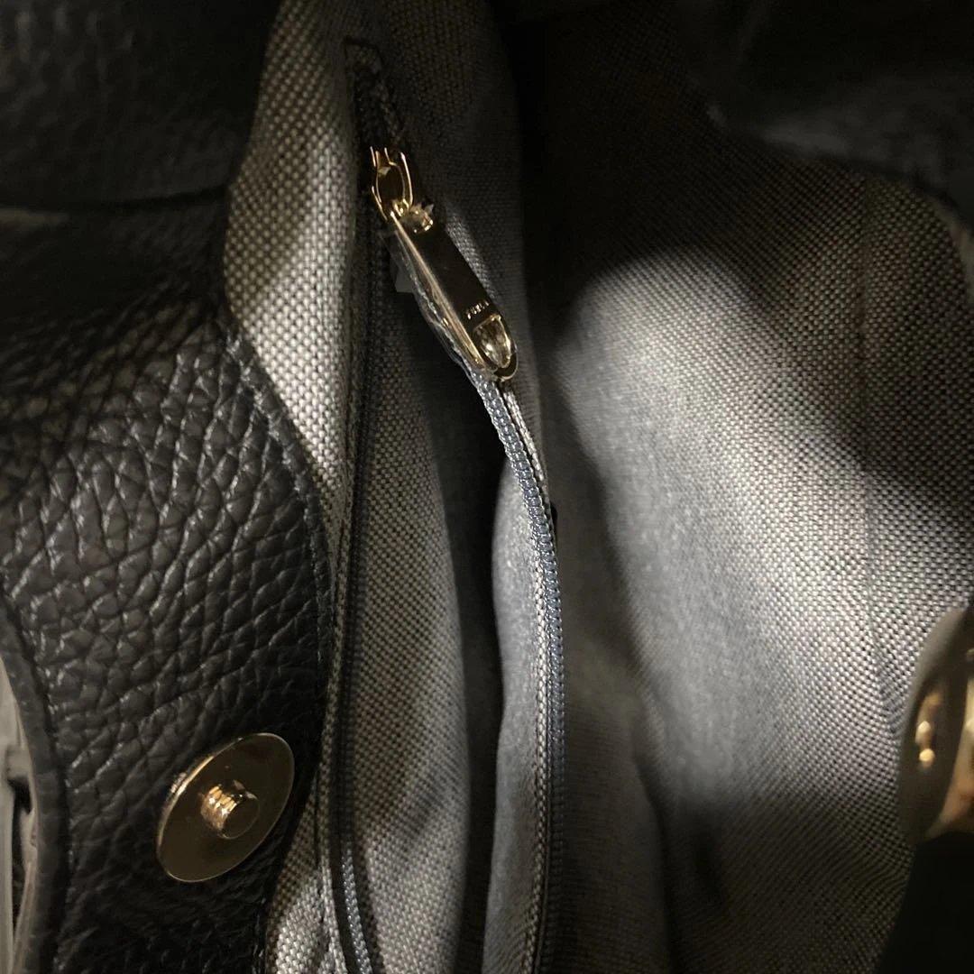 フルラ　ブラックレザーショルダーバッグ