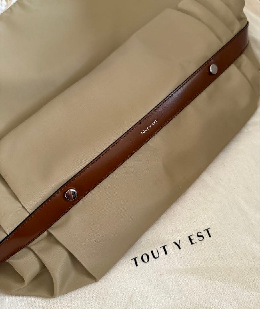 TOUT Y EST トゥティエ　カノトワルバッグ　ベージュ