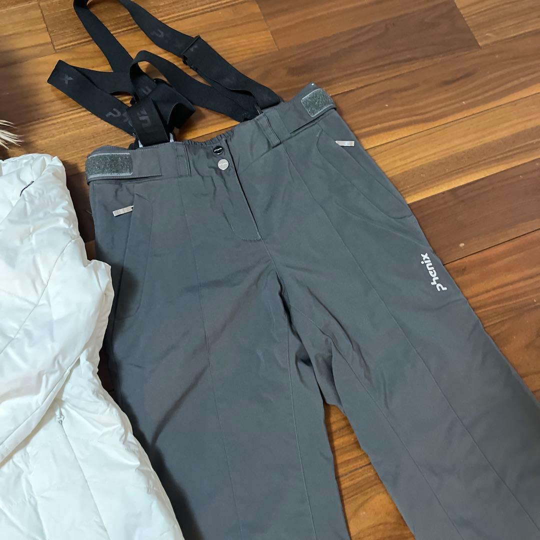 ホワイトジャケットとグレーサスペンダーパンツセット