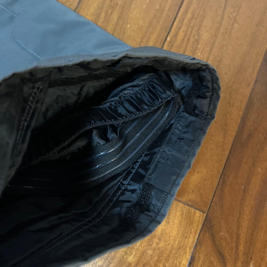 ホワイトジャケットとグレーサスペンダーパンツセット