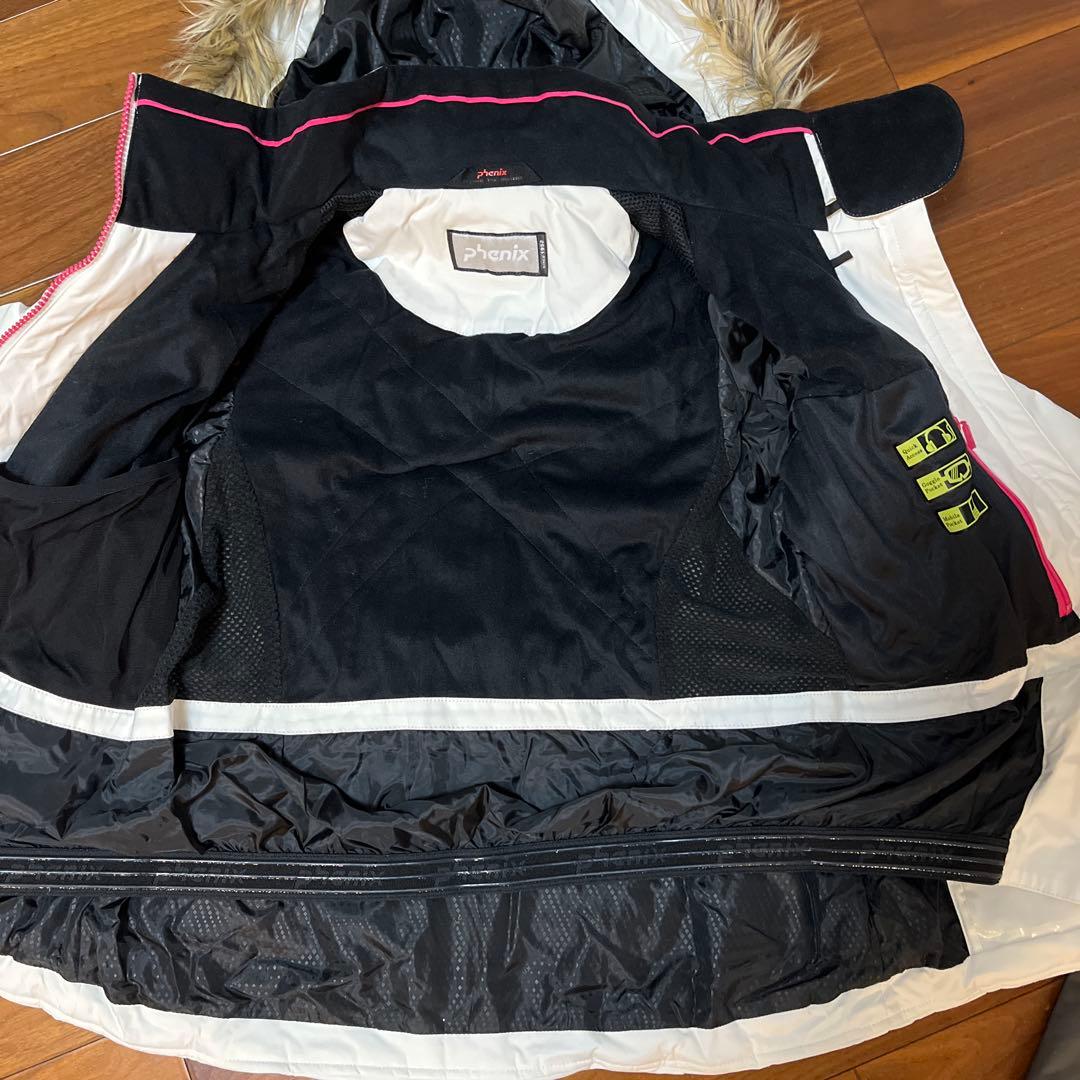 ホワイトジャケットとグレーサスペンダーパンツセット