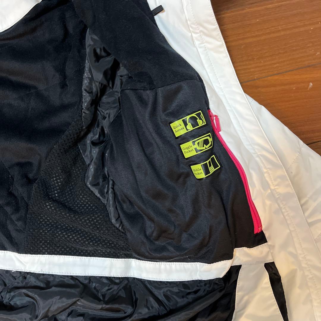 ホワイトジャケットとグレーサスペンダーパンツセット