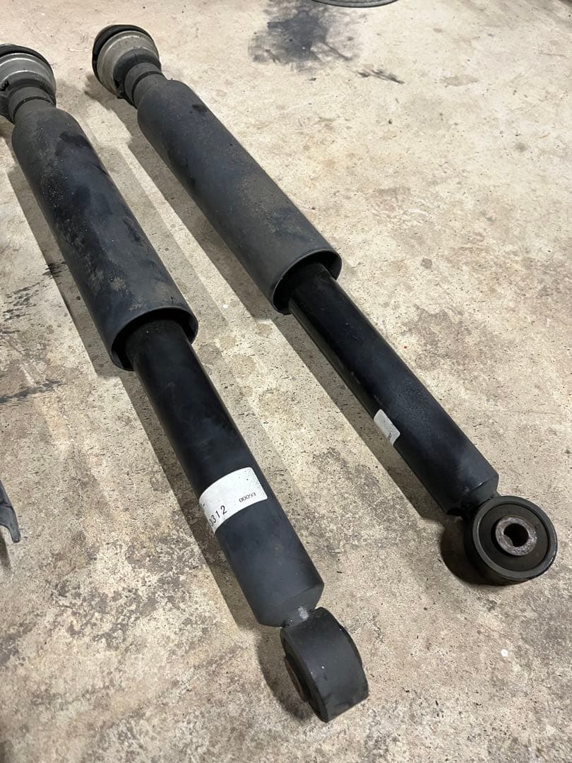 LA400 純正ショック　l275