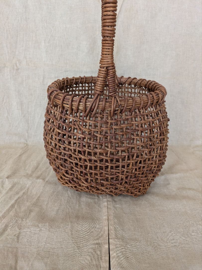 ブラウンの編み込みかごバッグ　アケビ