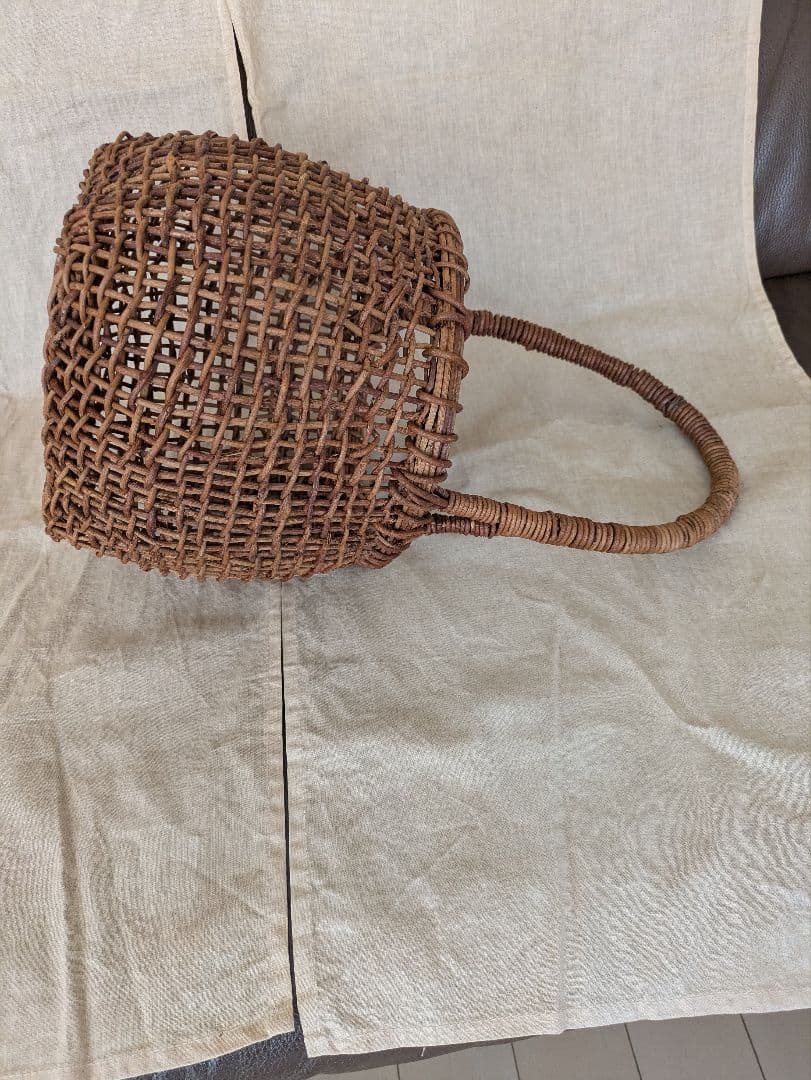 ブラウンの編み込みかごバッグ　アケビ