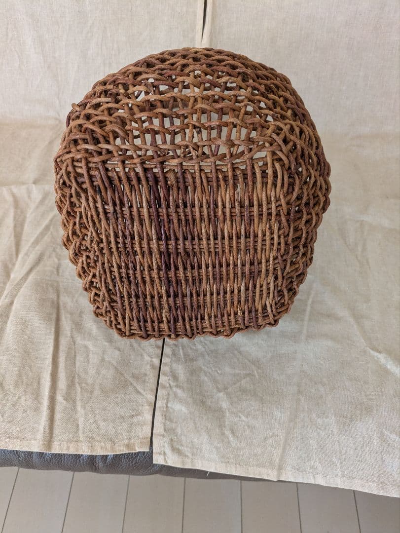 ブラウンの編み込みかごバッグ　アケビ