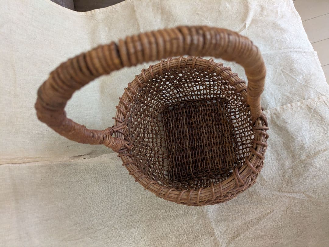 ブラウンの編み込みかごバッグ　アケビ