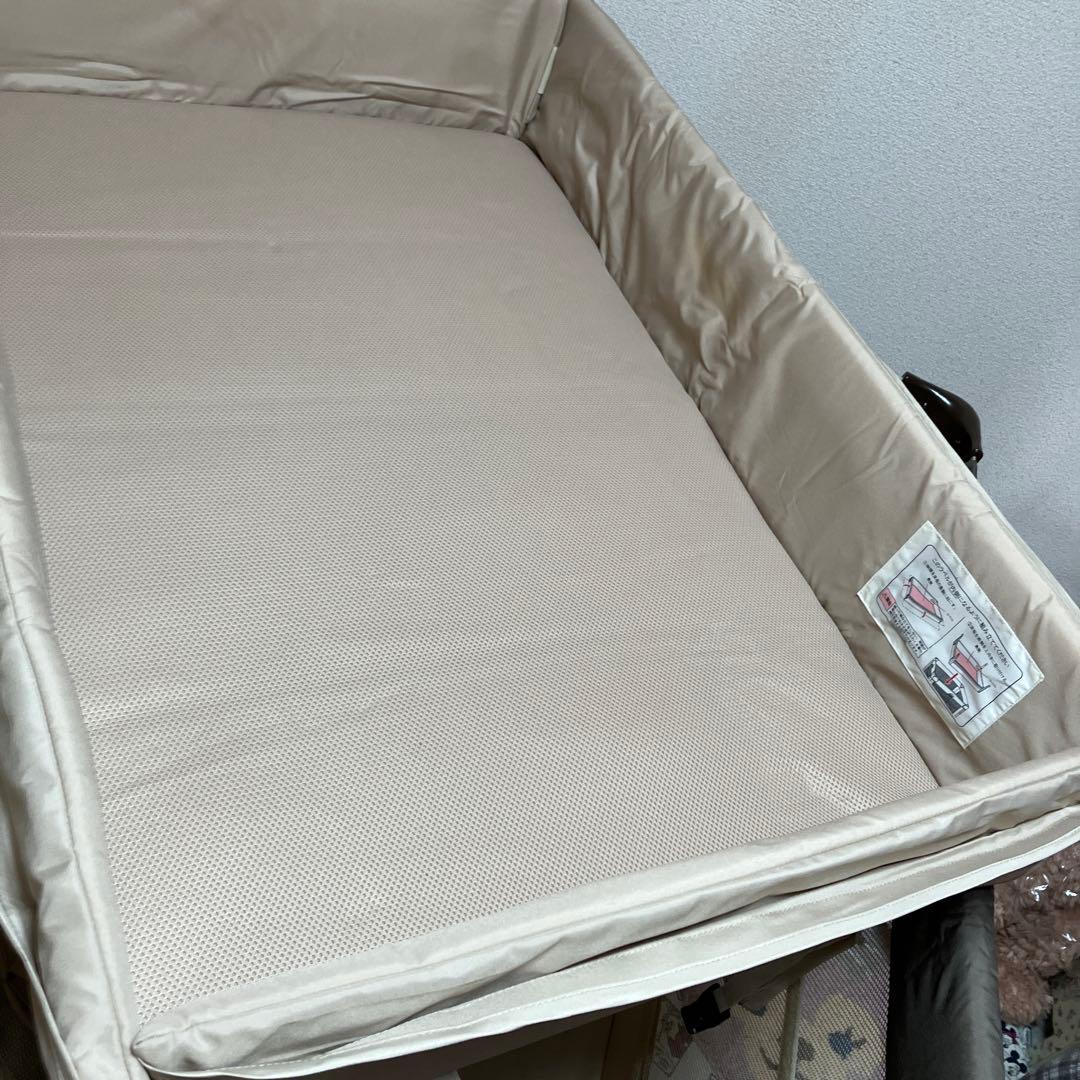 アップリカ　ココネルエアー折りたたみ式ベビーベッド ココアブラウン色