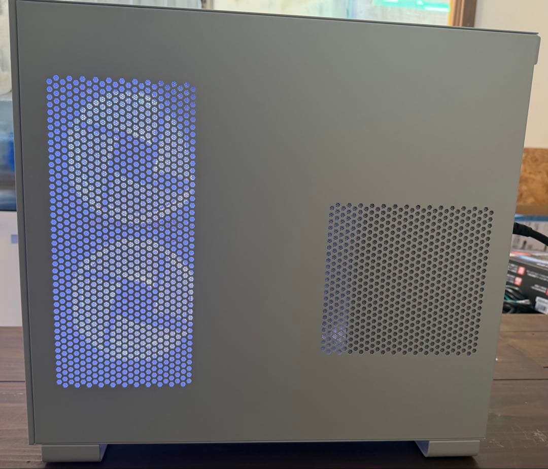 白色ゲーミングPC RYZEN7 5700X RTX5060 32GB