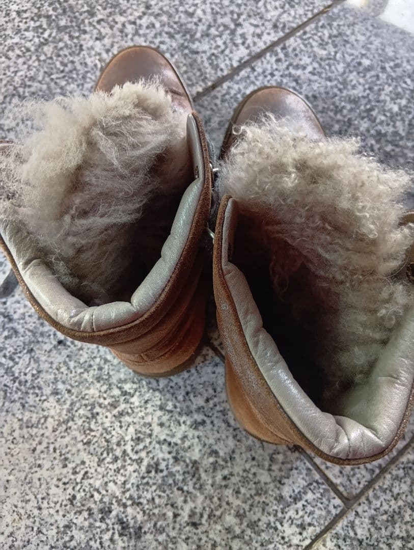 ブルネロクチネリ　ブラウンレザーのハイカットムートンブーツ