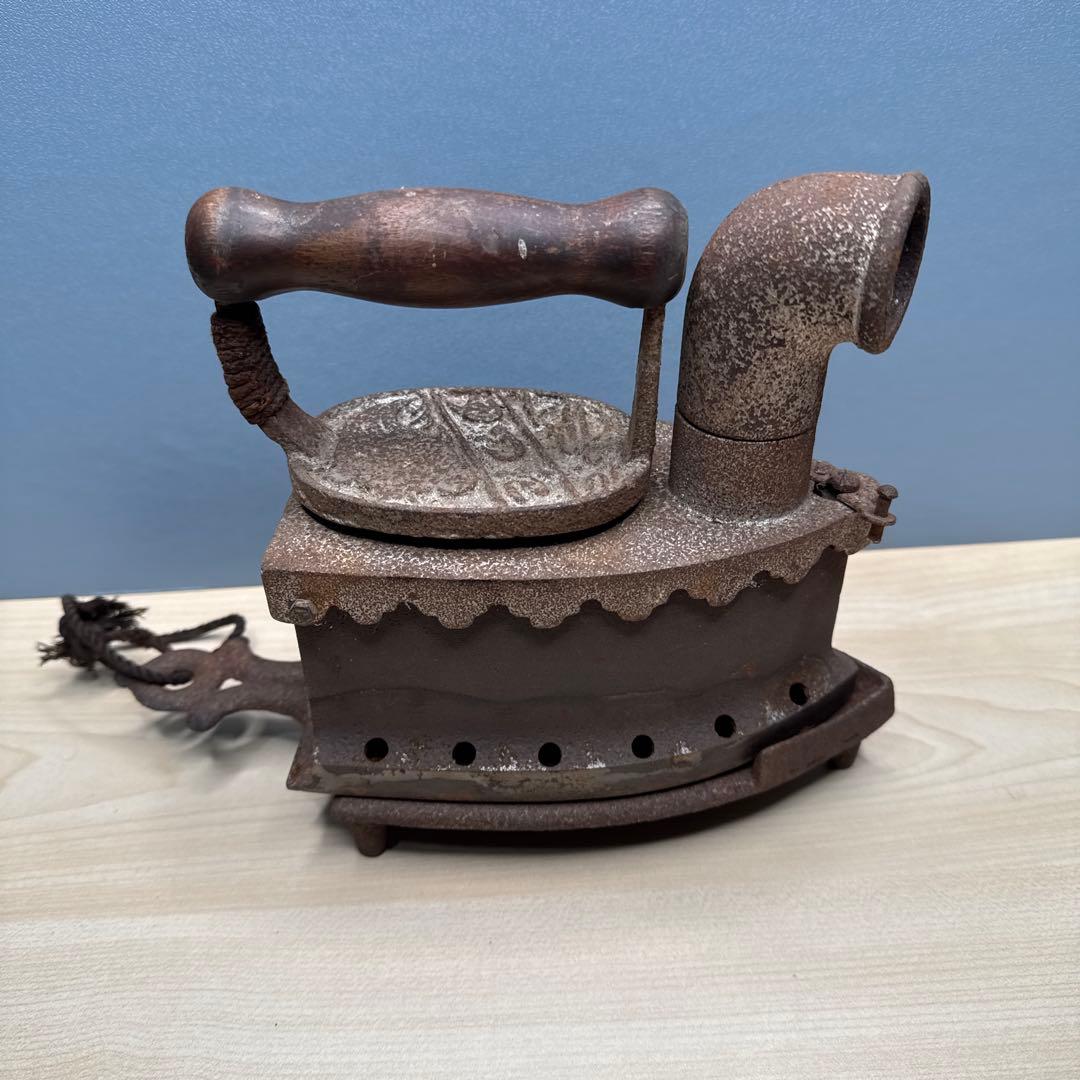 古い鉄アイロン 煙突付き