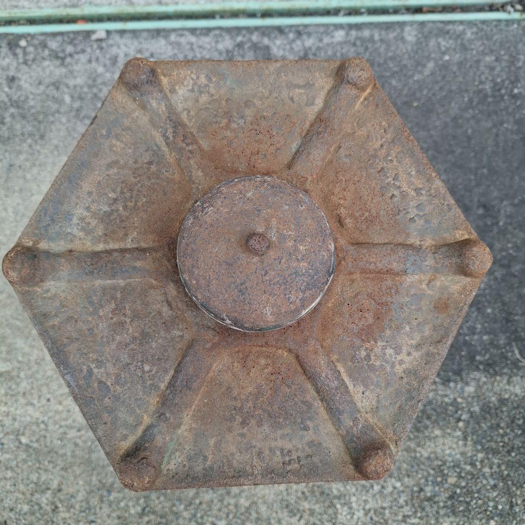 伝統的な金属製燈籠　アンティーク　鉄鋳物製　灯篭