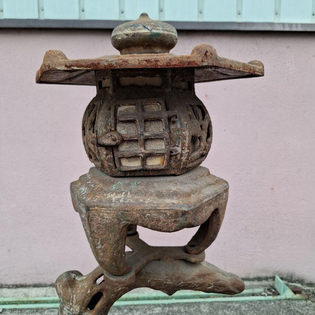 伝統的な金属製燈籠　アンティーク　鉄鋳物製　灯篭