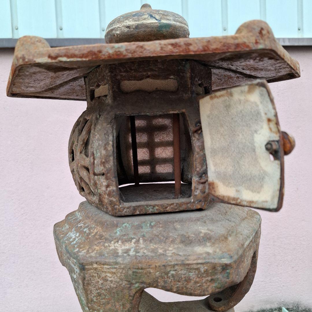 伝統的な金属製燈籠　アンティーク　鉄鋳物製　灯篭