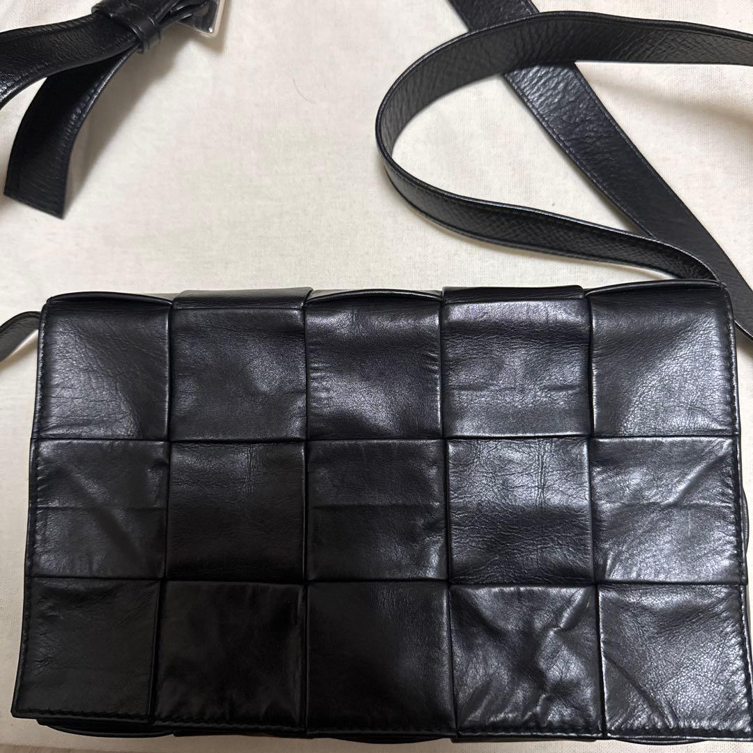 BOTTEGA VENETA ショルダーバッグ　ブラック　カセットバッグ