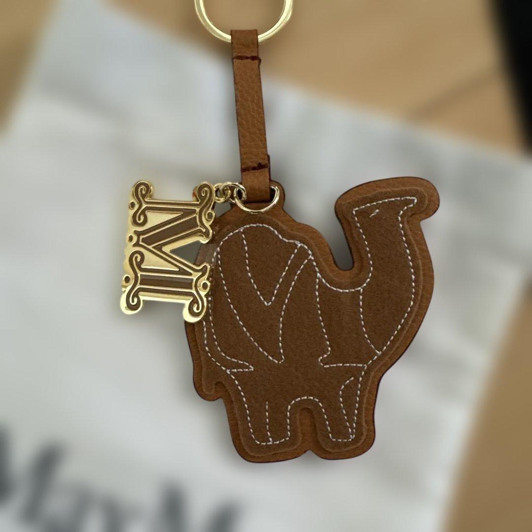 MaxMara 象型チャーム ブラウンレザー