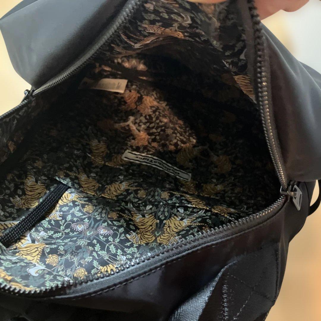 オニツカタイガー　バックパック黒　虎プリント