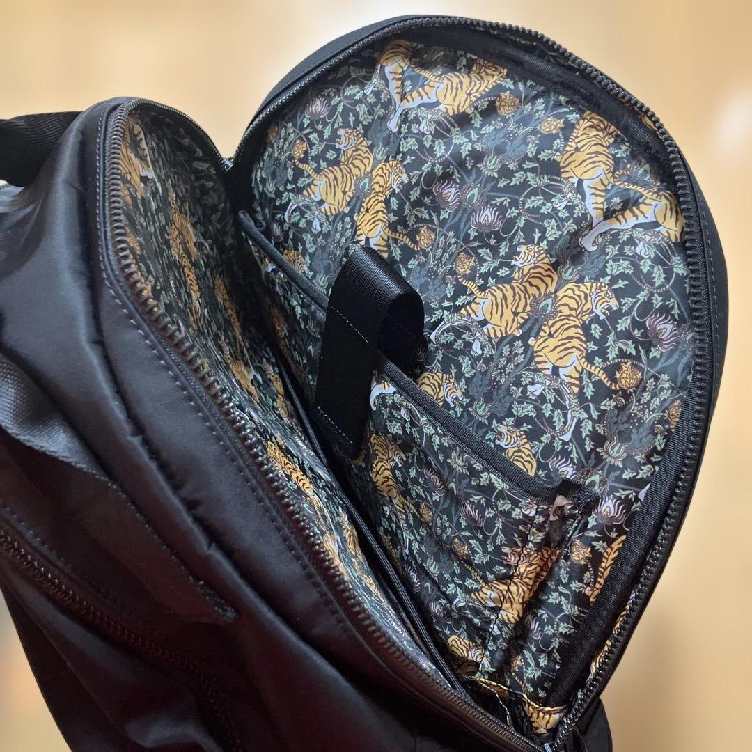 オニツカタイガー　バックパック黒　虎プリント