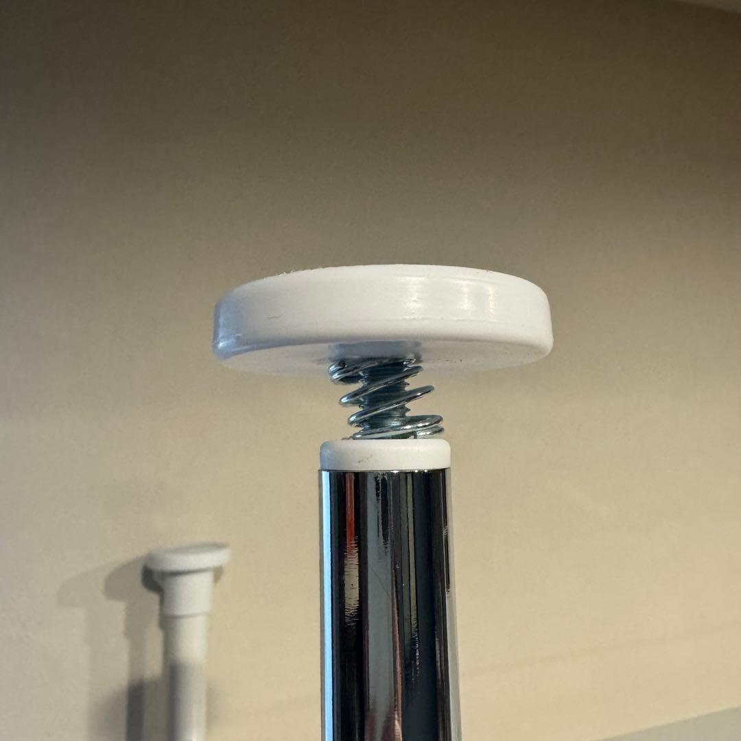 ピアノ上収納 頑丈スチールラック白 103～160㌢ 突っ張り 可動式伸縮ラック