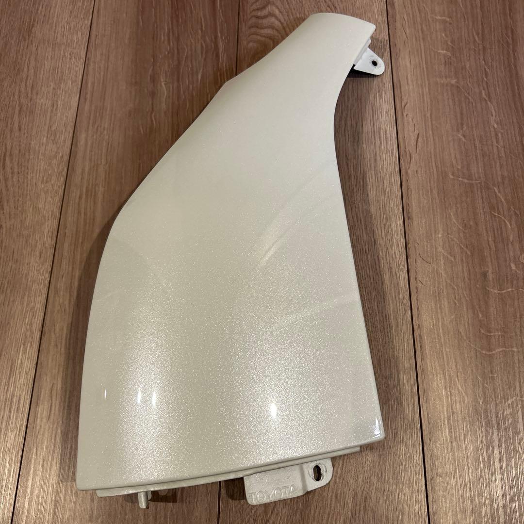 TOYOTA ハイエース200系　海外純正　コーナパネル　パールホワイト　070