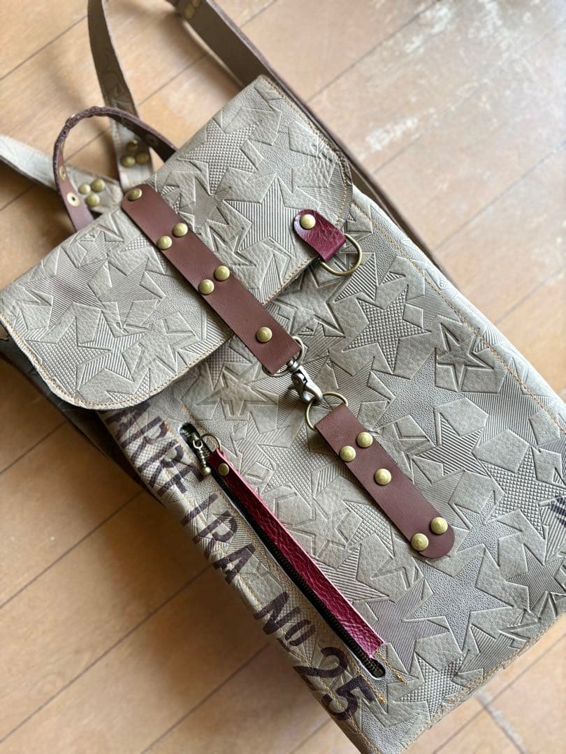 牛革薄カーキ星型押しの大きめリュック